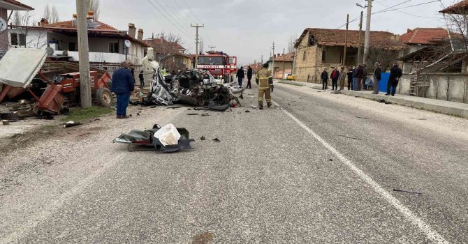 Kontrolden çıkıp hurdaya dönen otomobilin hız ibresi 200 kilometrede takılı kaldı