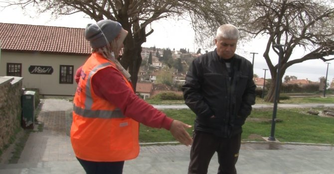 Kadın simitçi ile kadın temizlik görevlisinin tartışması ağlattı