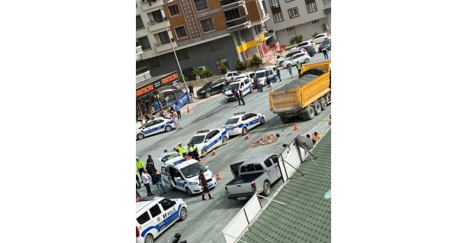 Kamyon altında kalan kadın hayatını kaybetti