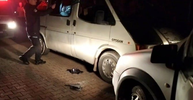 "Dur" ihtarına uymayan plakasız minibüs, polis otosuna çarparak durduruldu