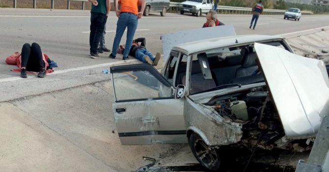 Osmaniye’de otomobil bariyerlere çarptı: 1’i ağır 4 yaralı
