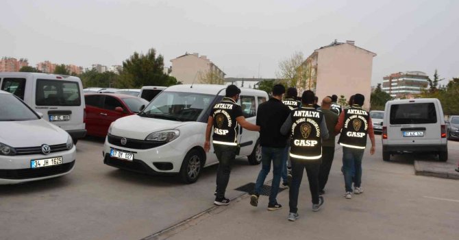 Yabancı uyruklu şahısların aracını "polis" diye durdurup, eşyalarını yağmaladılar