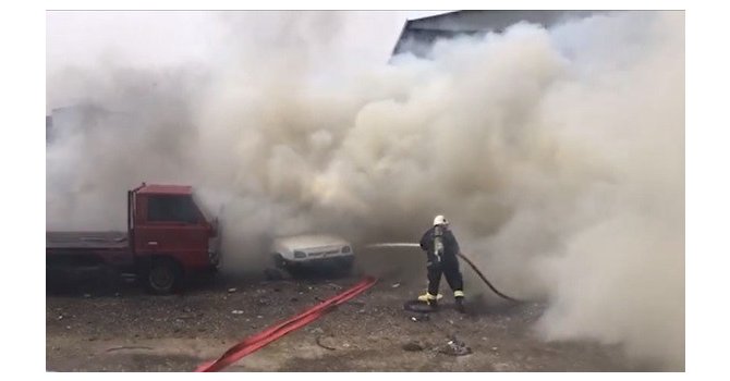 Hurda otomobiller alev alev yandı