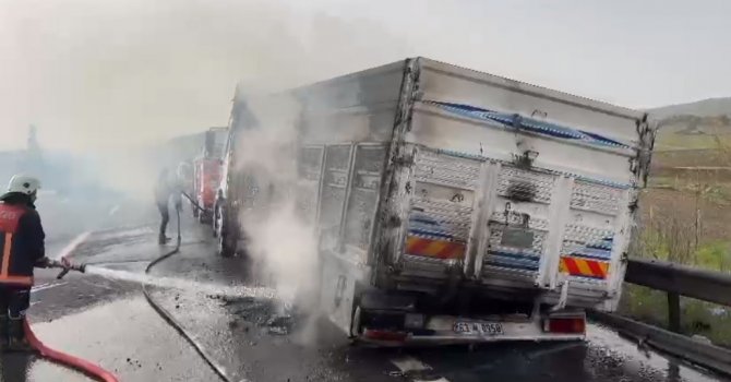 Tarsus’ta soda yüklü kamyonda yangın