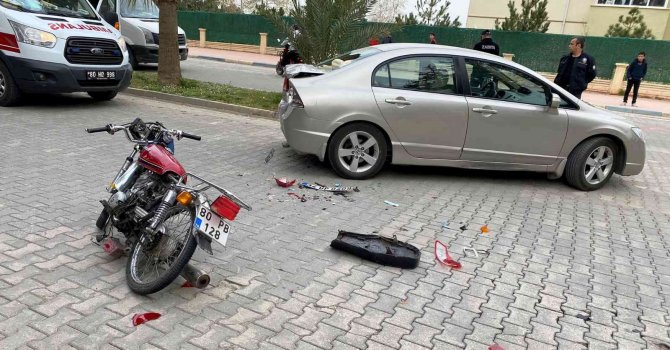 Osmaniye’de motosiklet otomobile çarptı: 2 yaralı