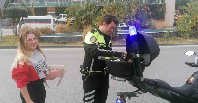 Polislere kasksız yakalanan kadından ilginç savunma: “Motosikleti yeni aldım, kask almaya param yetmedi”