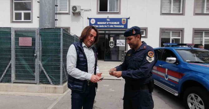 Yolda bulduğu 300 doları jandarmaya teslim etti