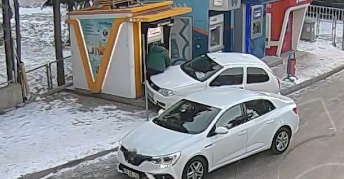 Yoldan çıkan aracın para çeken vatandaşa çarptığı kaza kameraya yansıdı