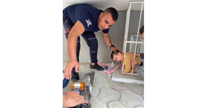 Kafası demir korkuluğa sıkışan çocuğu itfaiye kurtardı