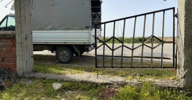 Kumluca’da mezarlığın demir kapısı çalındı