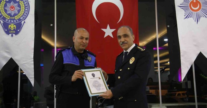 Üstün başarı gösteren polislere ödül verildi