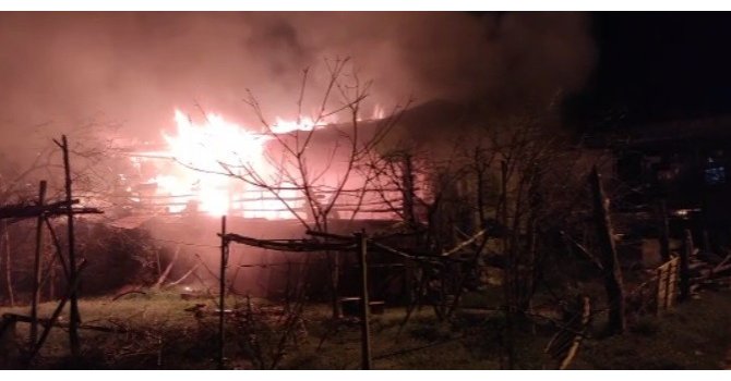 Tek katlı ahşap ev yangında kül oldu