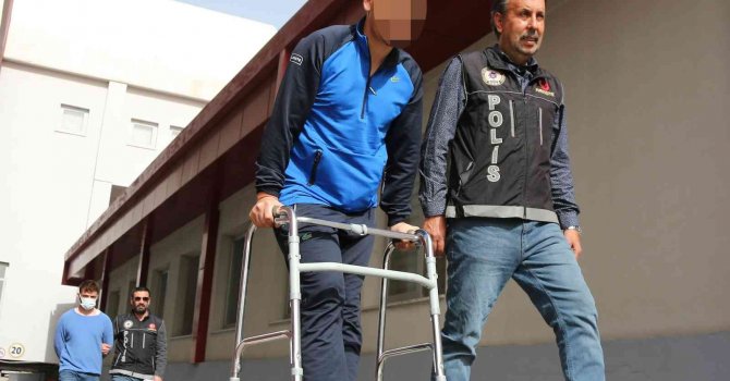 Sokakta uyuşturucu satan iki zanlı tutuklandı