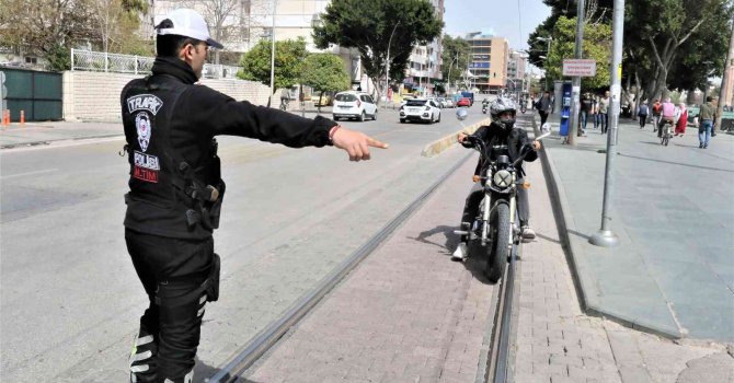Antalya’da polisin şok denetimine tramvay yolunda yakalanan gencin son pişmanlığı fayda etmedi