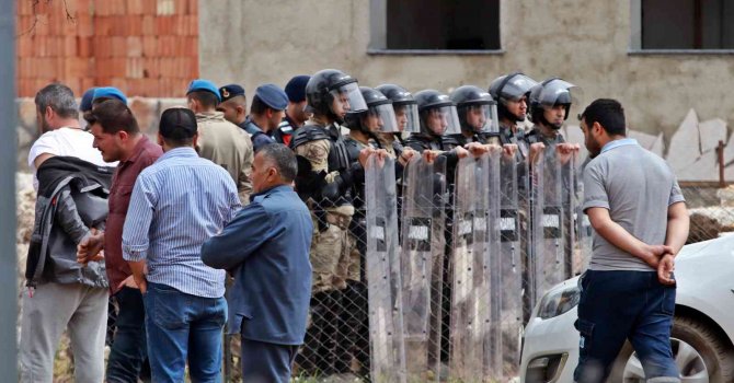 Yıkım ekibi davul zurnayla karşılandı, iş ciddiye binince arbede çıktı