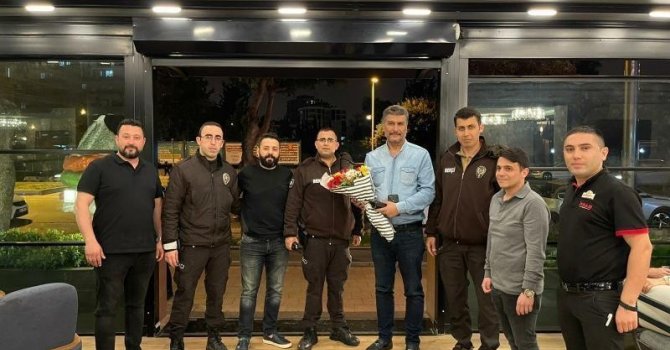 Kavga ihbarında bulunup polise pastalı kutlama yaptı