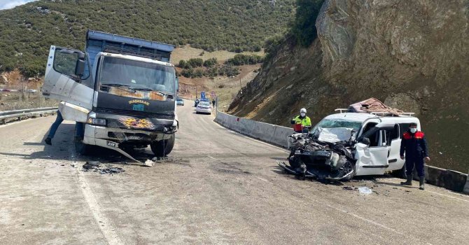 Kamyonla çarpışan aracın sürücüsü hayatını kaybetti