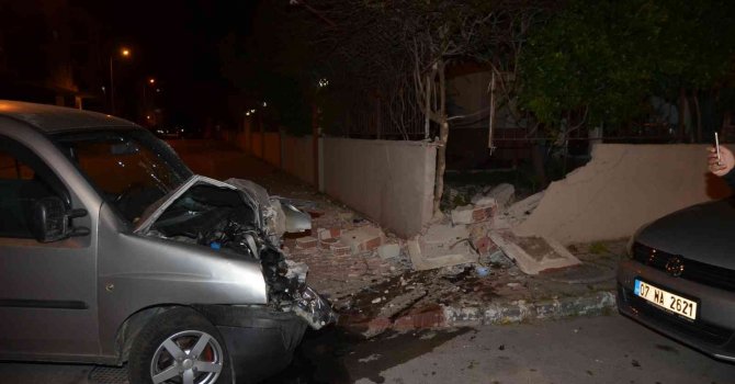 Kontrolden çıkan hafif ticari araç duvara çarptı