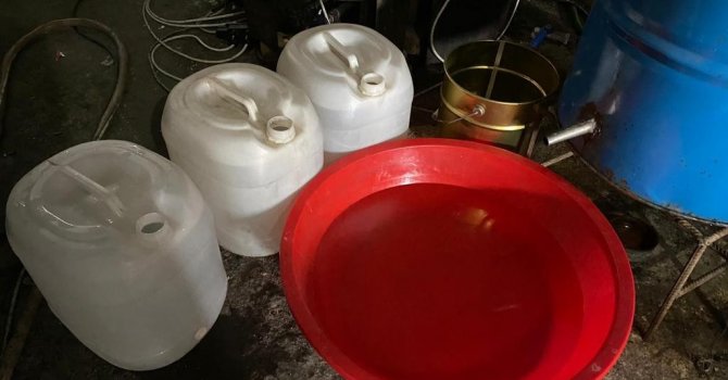 Adana’da 2 bin 295 litre sahte içki ele geçirildi