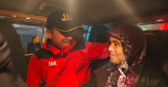 Kayıp Alzheimer hastası kadını jandarma buldu