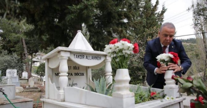 Başkan Böcek anne ve babasının mezarını ziyaret etti