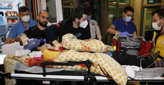 Boşanma aşamasındaki karısını defalarca bıçaklayarak öldürdü