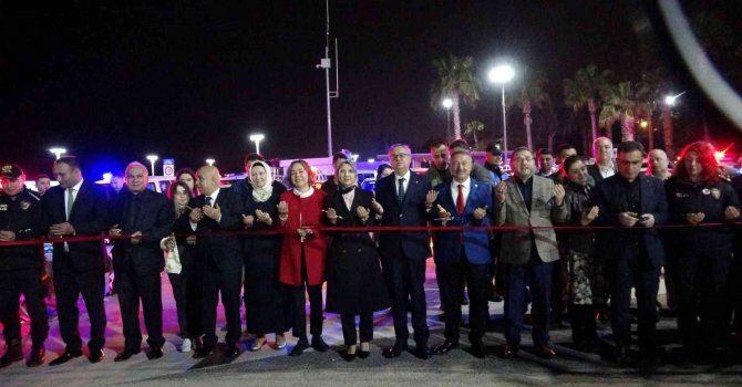 Deniz ortasında ateşli gösteri nefes kesti