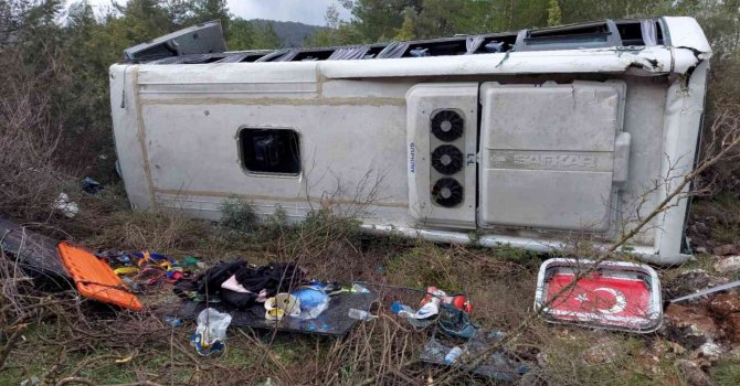 Antalya’da tur midibüsü devrildi: 7 turist yaralı