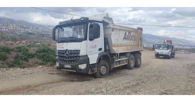 Kamyonun damperi yüksek gerilim teline takıldı, sürücüsü yara almadan kurtuldu