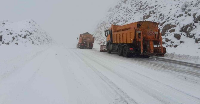 Antalya’ya nisan ayında kar yağdı