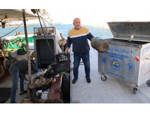 Akdeniz’de balık yerine bir avda 2 konteyner çöp çıktı