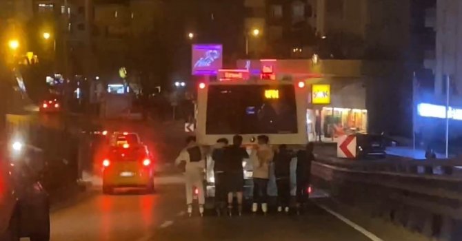 Otobüsün arkasındaki 6 gencin ölüme meydan okuyan yolculukları