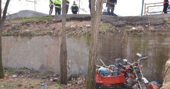 3 metrelik boşluğa düşen motosikletteki karı-koca yaralandı