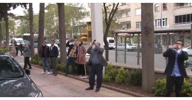 O çatıya çıktı, vatandaşlar görüntülemek için yarıştı