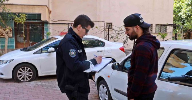 Park halindeki otomobillerin lastiklerini bıçakla patlatıp kaçtılar