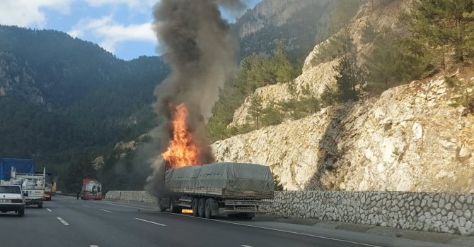 Tarsus’ta seyir halindeki tır yandı