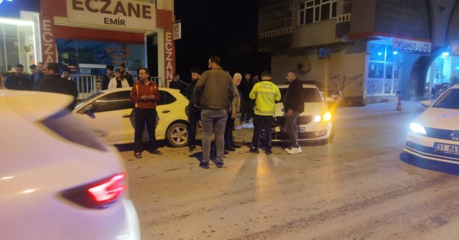 Hatay’da virajı alamayan otomobil park halindeki araçlara çarptı: 3 yaralı