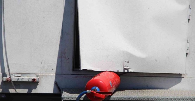 6 katlı binanın çatısındaki baz istasyonundan, 150 kilo ağırlığındaki 3 aküyü çaldılar