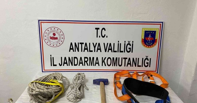 1. derece sit alanında kaçak kazı yapan 5 kişi suçüstü yakalandı
