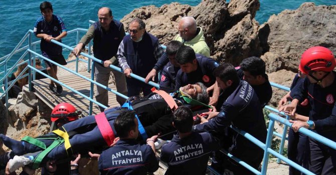 Çöp toplamak için çıktığı falezlerden düştü, itfaiye ekiplerince kurtarıldı