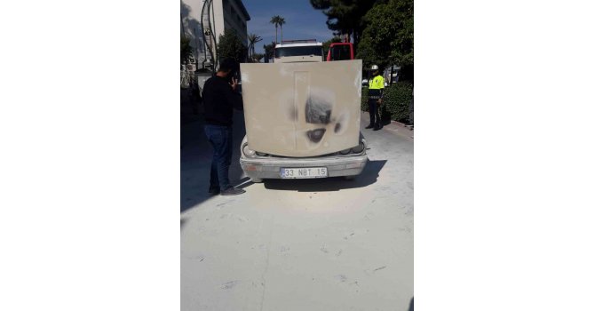 Trafik polisleri yanan aracı söndürdü