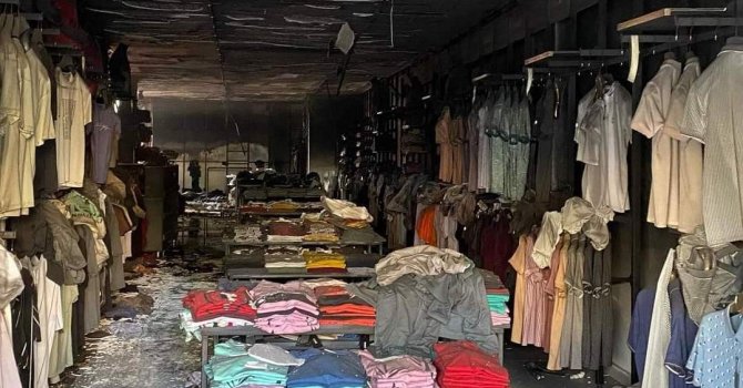 Giyim mağazasında çıkan yangında tekstil ürünleri zarar gördü