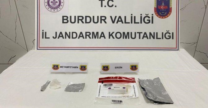 Burdur’da şüpheli iki araçta uyuşturucu madde ele geçiridi