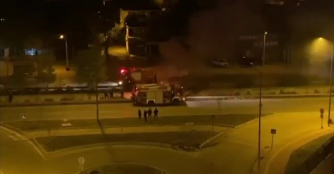 Refüje çarptıktan sonra havalanan otomobil kanala düşüp yandı