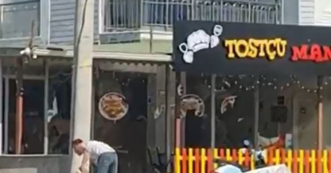 Yediği tostun parasını ödemeyip dükkana taş ve sopayla zarar veren adam hastanelik oldu