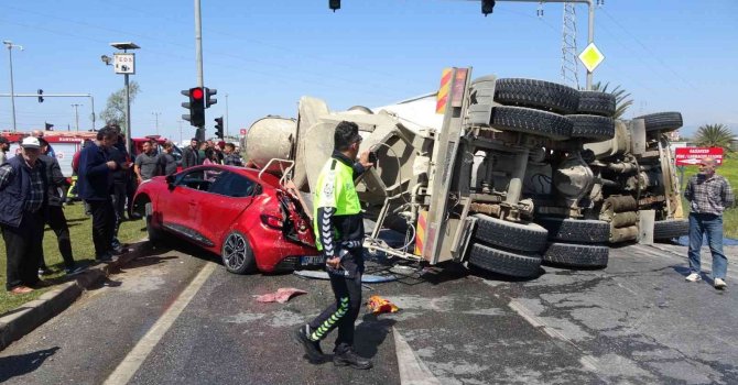 Beton mikseri önce kamyona ve otomobile çarptı, ardından bir aracın üzerine devrildi