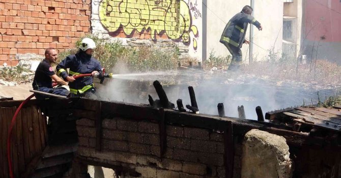 Antalya’da kullanılmayan tarihi yapı yandı, mahalle muhtarı isyan etti