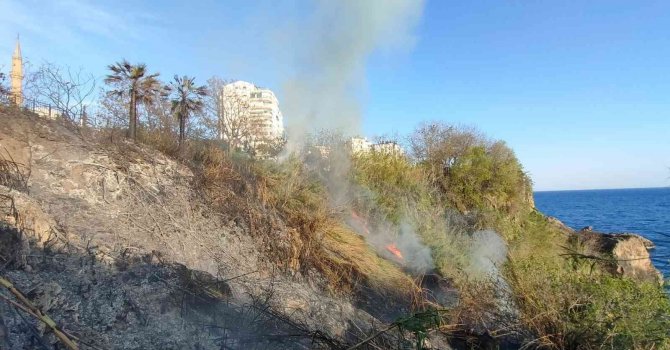 Falezlerde kargılık alandaki yangın korkuttu