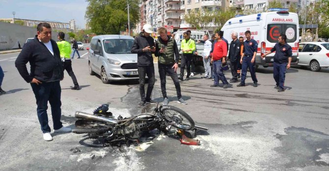 Antalya’da motosiklet ile kamyonet çarpıştı: 2 yaralı