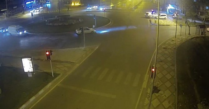Kaçarken polis aracına çarpınca yakalandı